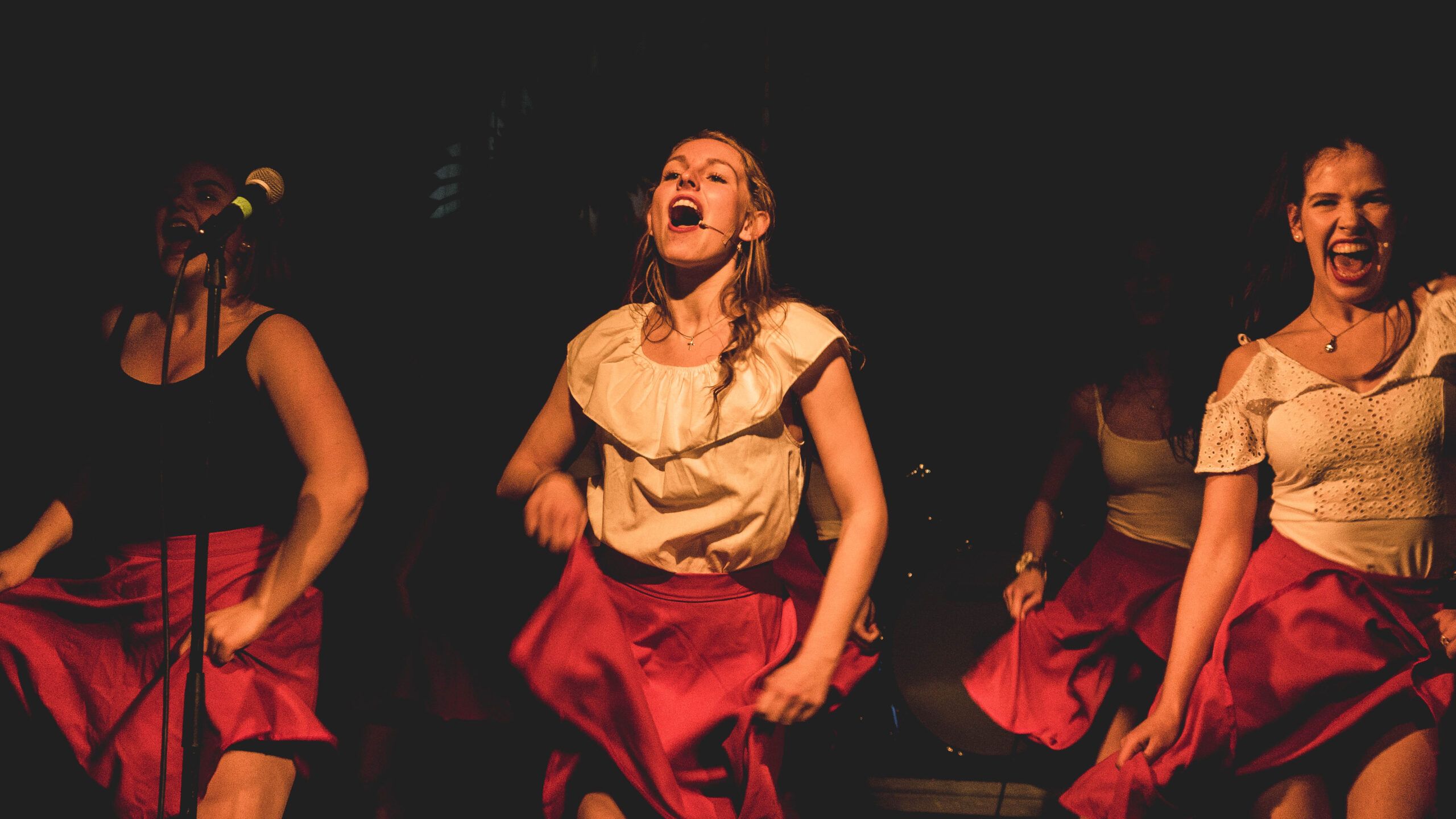 musikal jenter synger og danser
