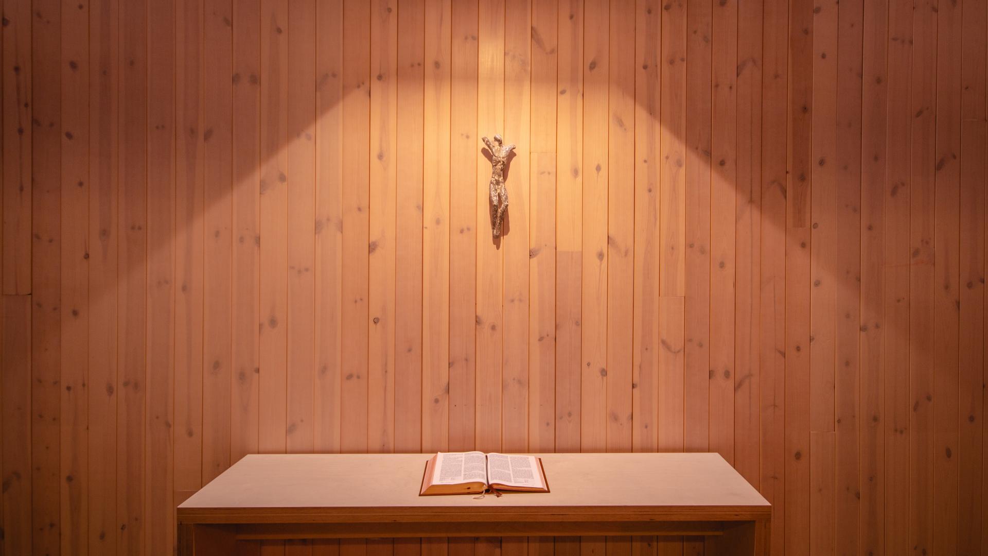 Krusifiks og alter i kapellet på Musikkfolkehøgskolen Viken