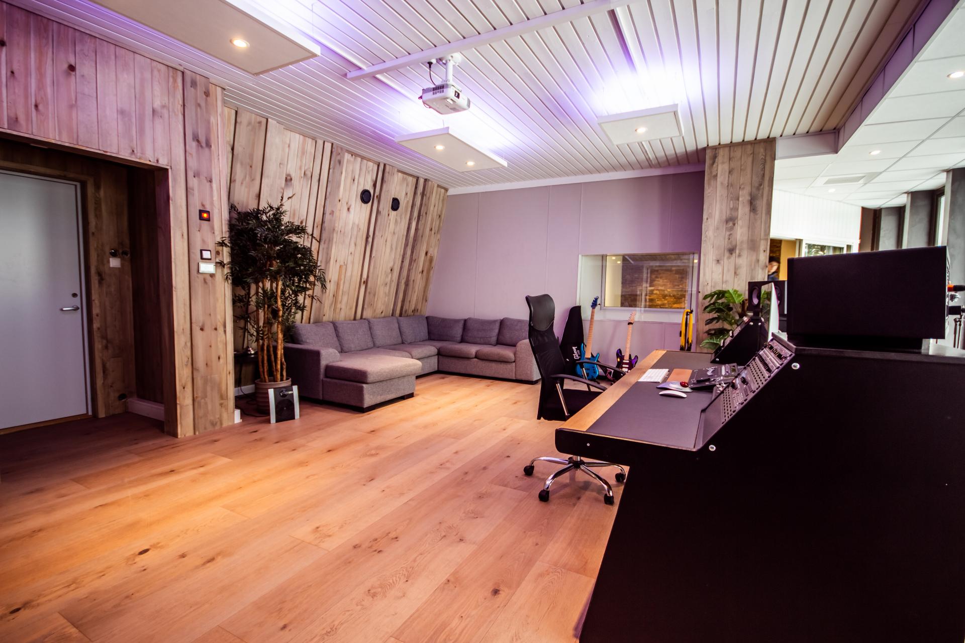 Kontrollrom i studio på Musikkfolkehøgskolen Viken