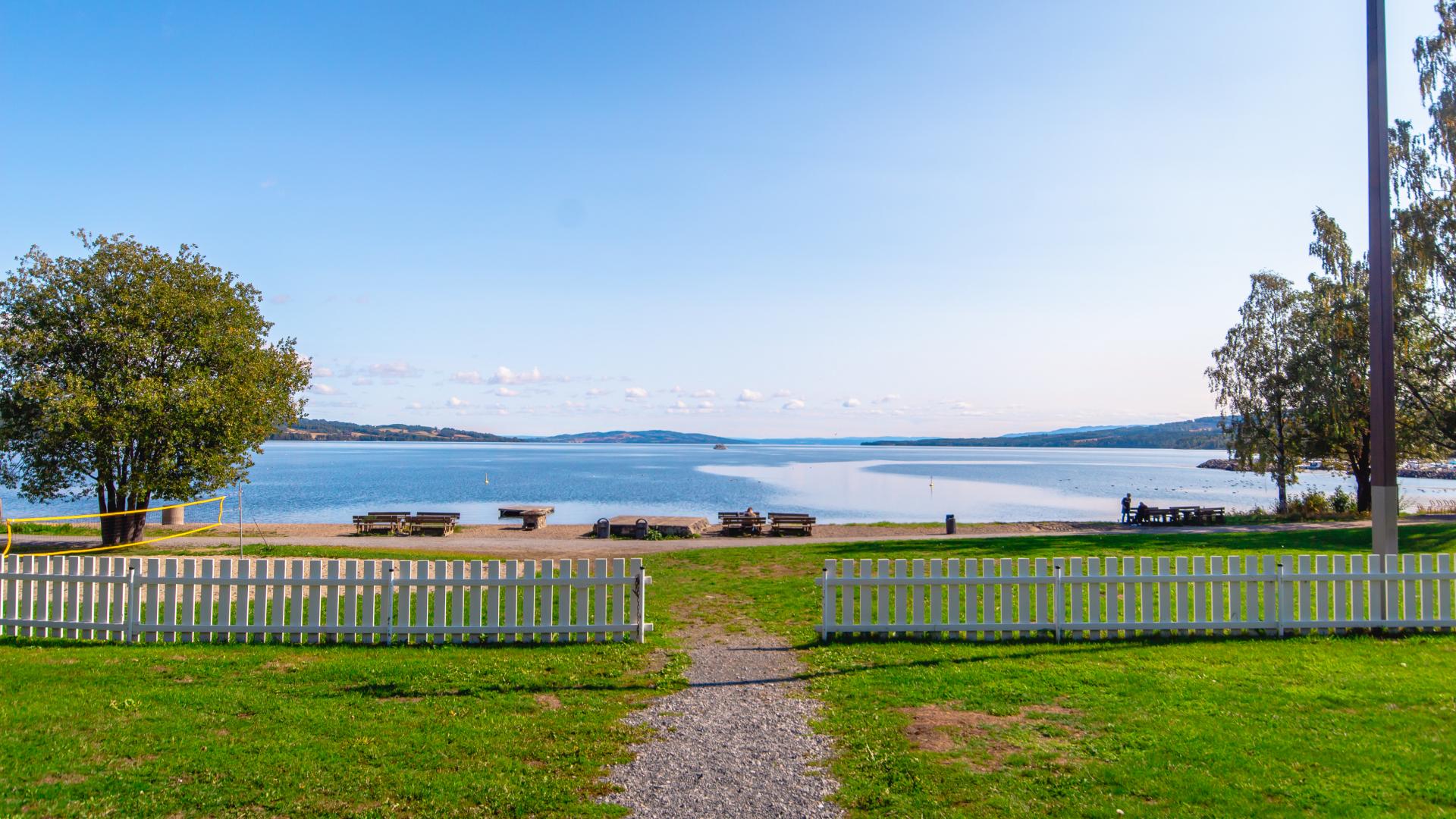 Gjerdet og utsikten mot Mjøsa