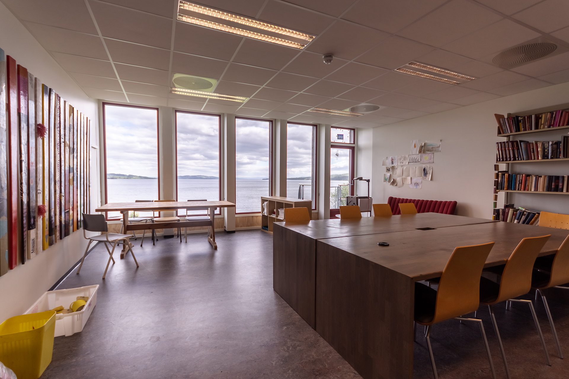 Oversiktsbilde fra kunstrommet Reflektoriet på Musikkfolkehøgskolen Viken