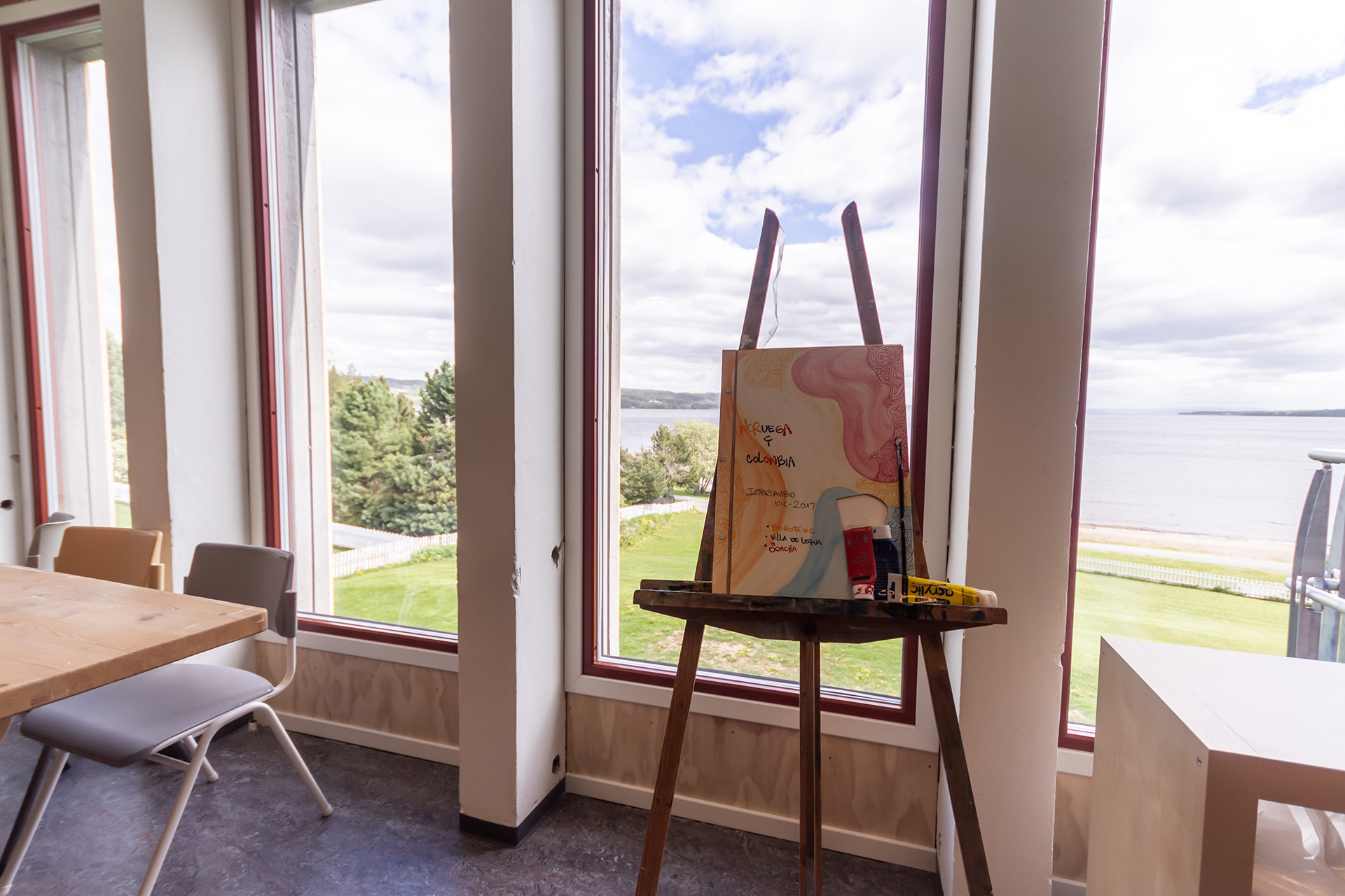 Kunstrom med utstilt mot Mjøsa på Musikkfolkehøgskolen Viken