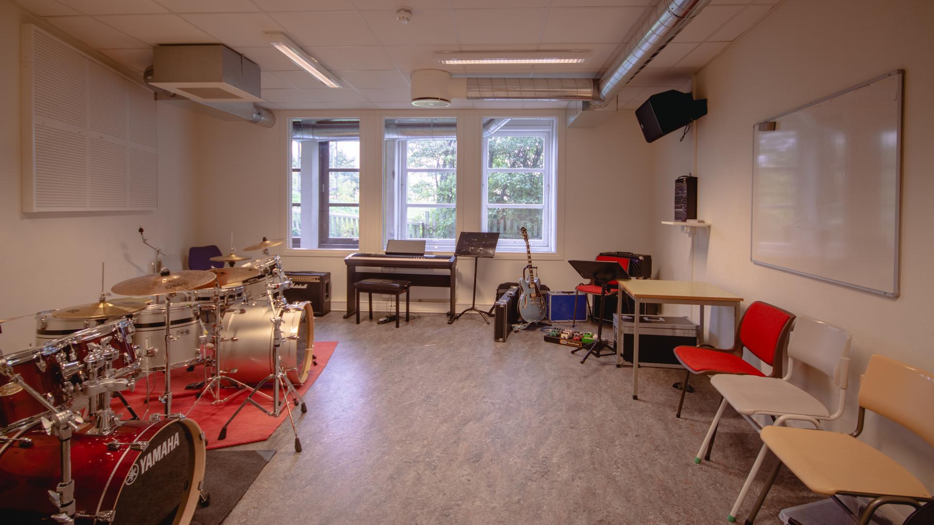Lydisolert bandrom med trommer og annet utstyr