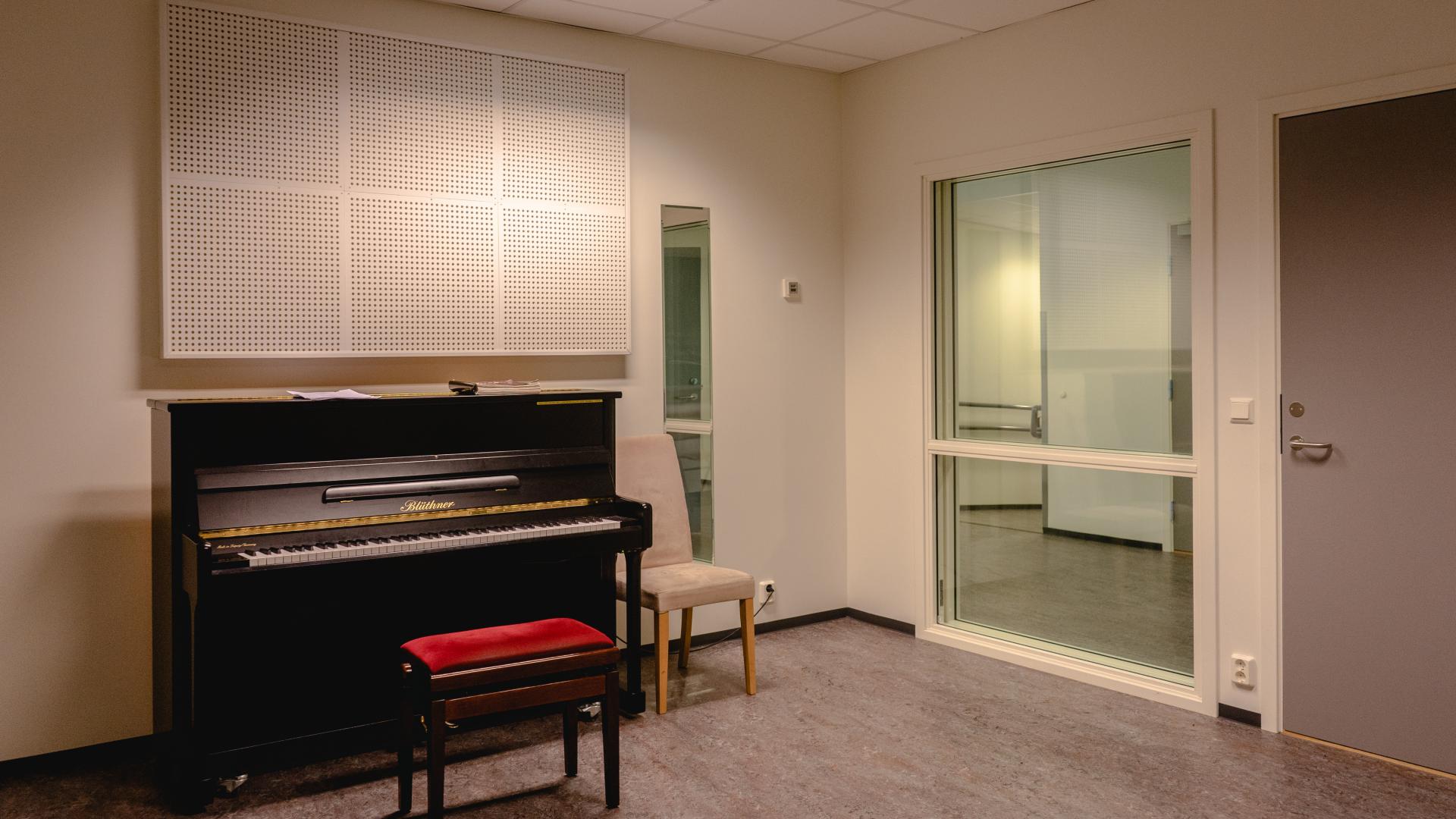 Piano i øvingsrom på Musikkfolkehøgskolen Viken