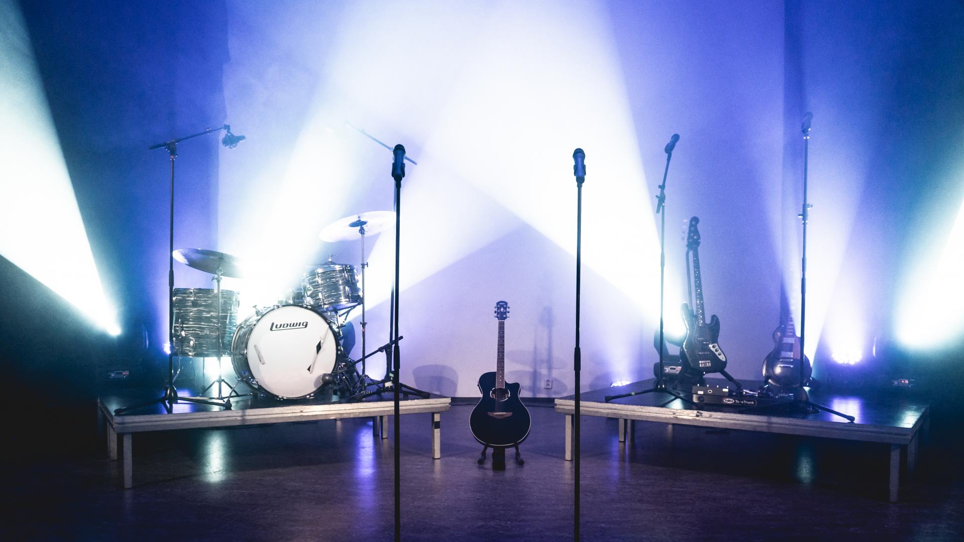 Scene med instrumenter og blått lys