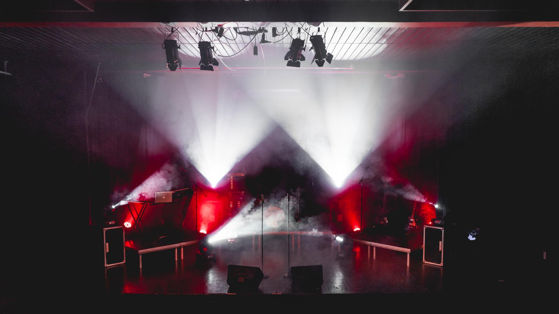 Scene med rødt og hvitt lys