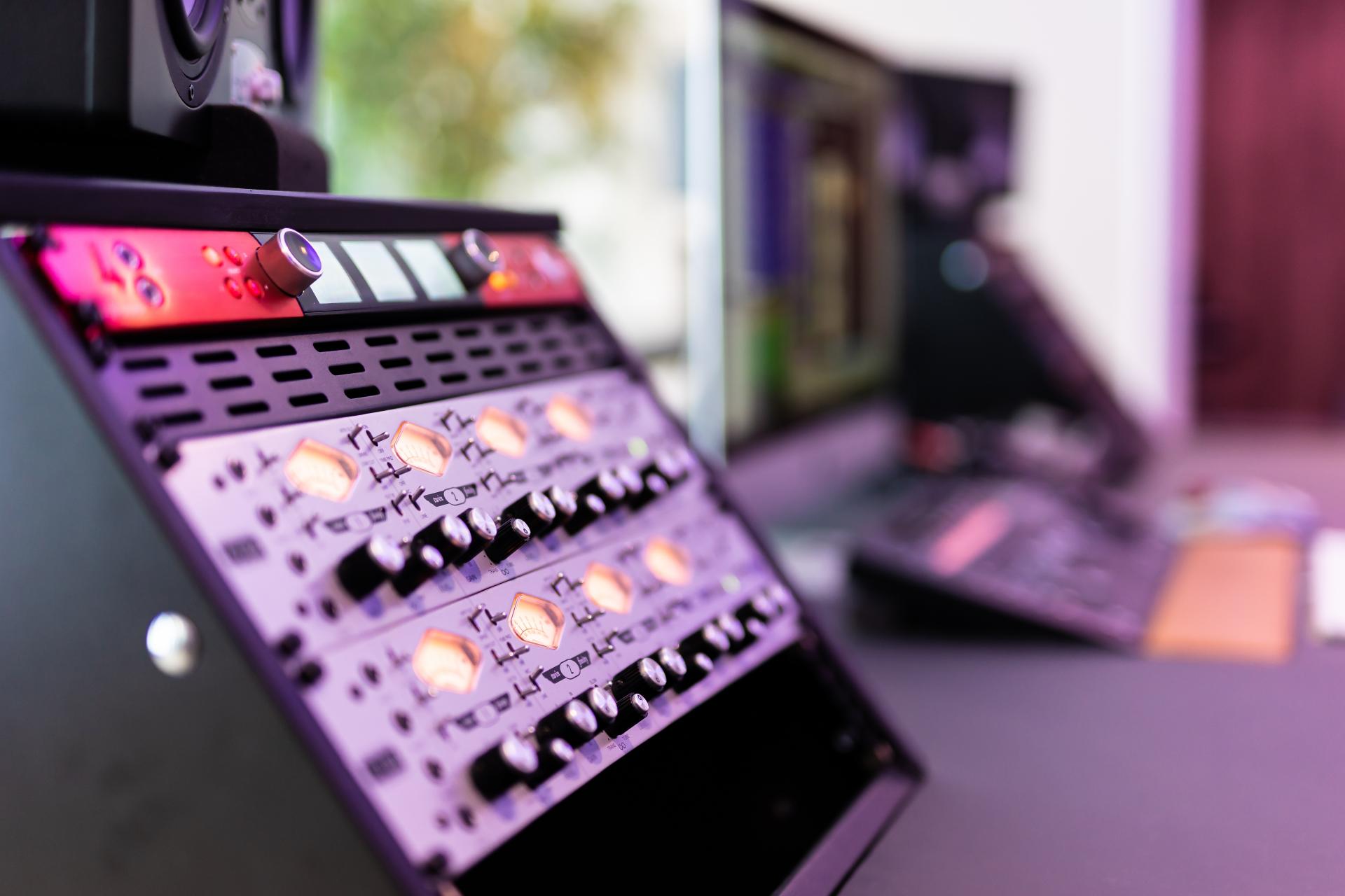 Nærbilde av utstyr i studio på Musikkfolkehøgskolen Viken