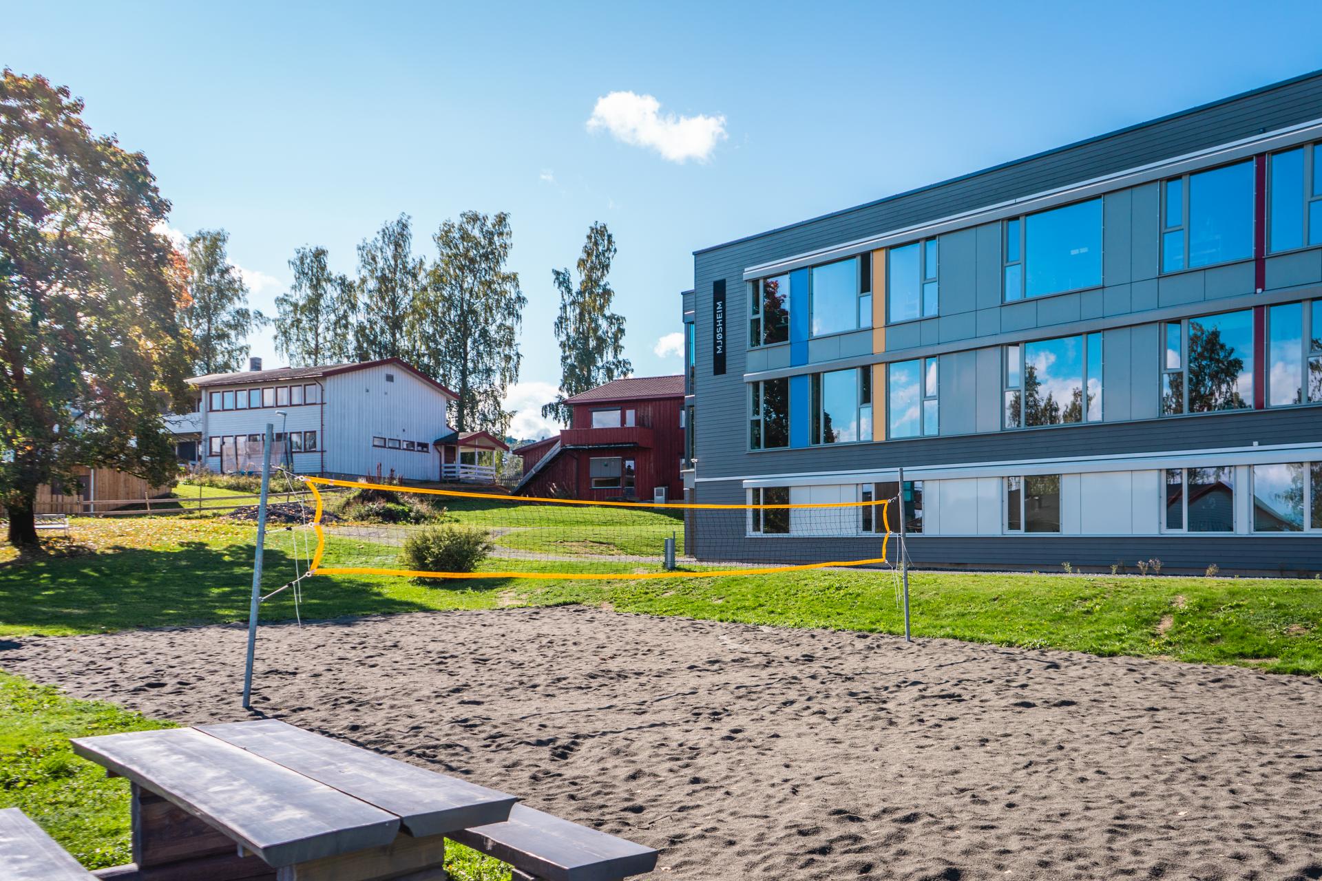 Sandvolleyballbane foran internatet Mjøsheim