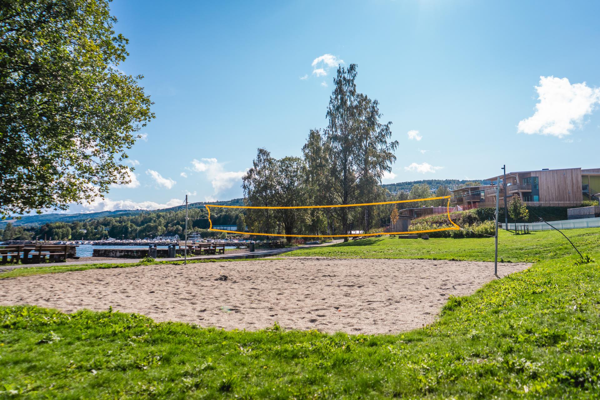 Sandvolleyballbane med gress rundt