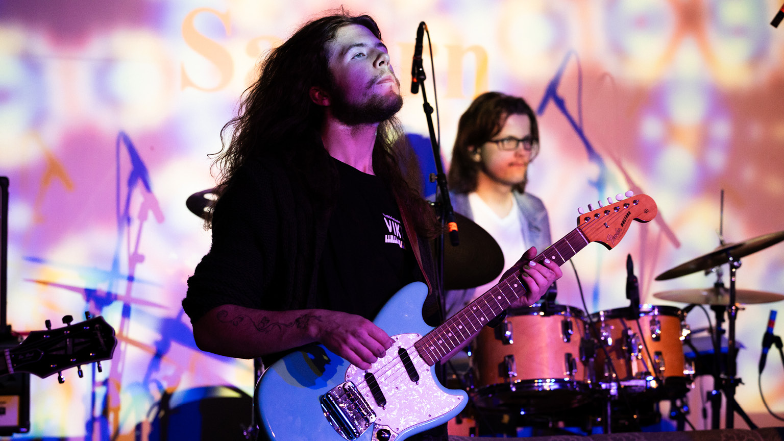 Rocka gitarist og trommis på scene