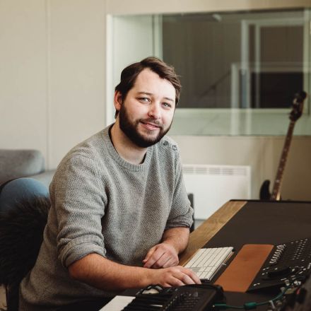 Musikkproduksjonslærer Tormod Vold Mikkelsen i studio på Musikkfolkehøgskolen Viken