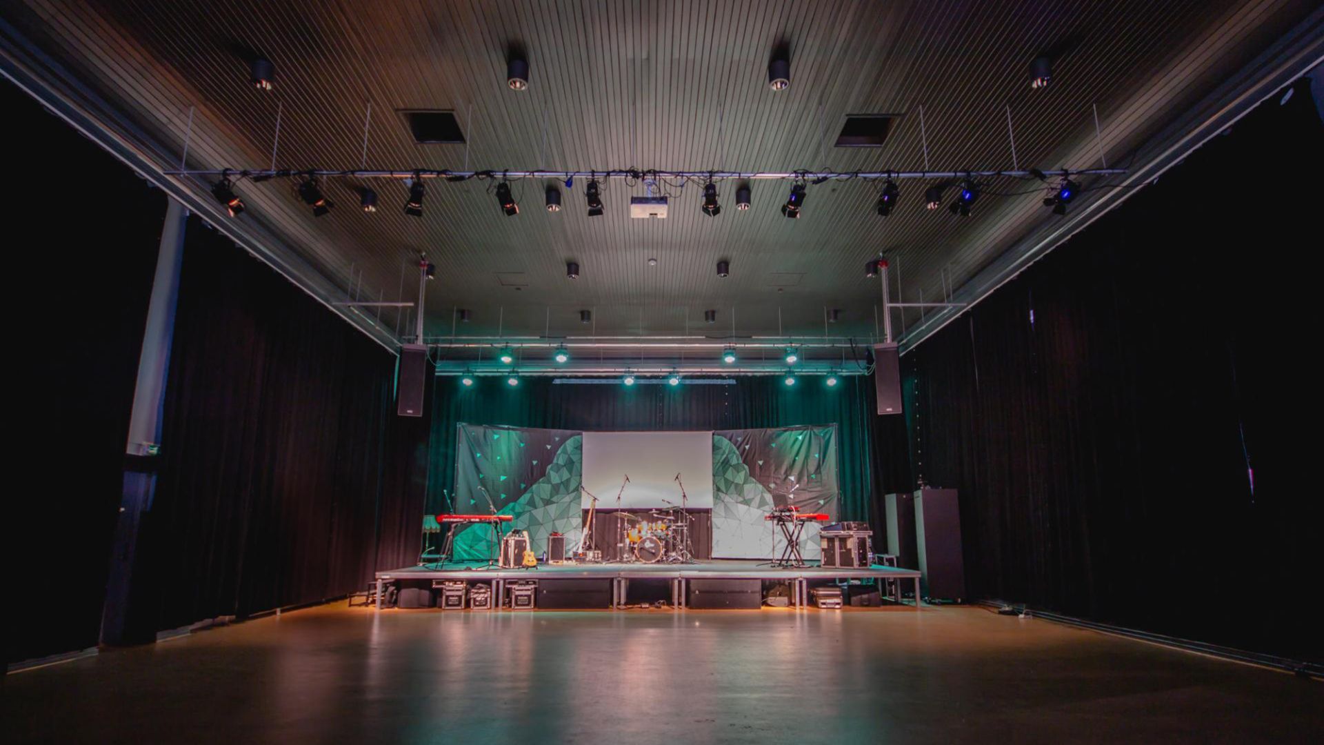 Scena på Byscena Bedehuset som eies av Musikkfolkehøgskolen Viken