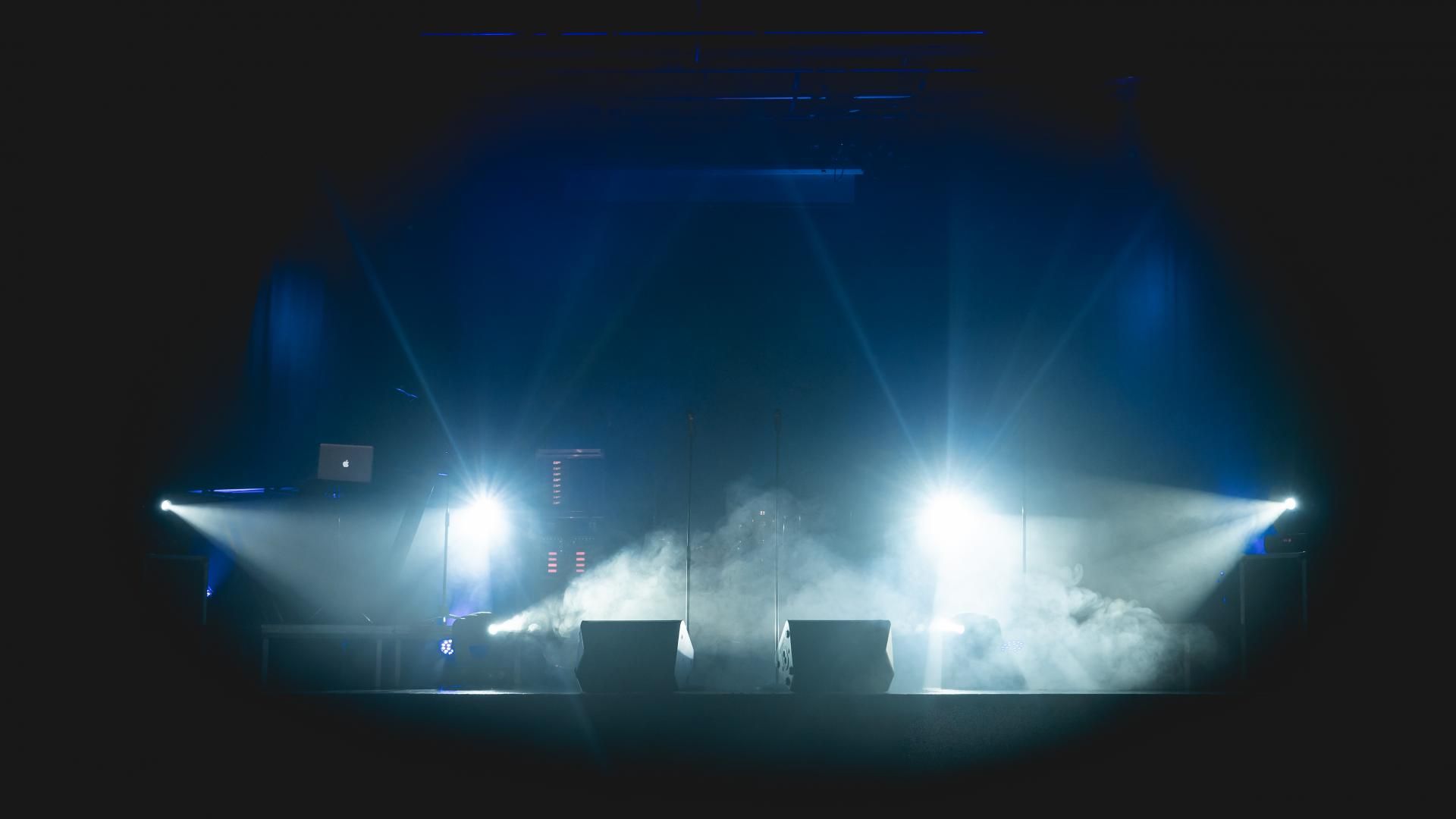 Rockescene med blått og hvitt lys