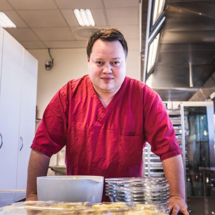 Kjøkkenleder Atle Skramstad på Musikkfolkehøgskolen Viken
