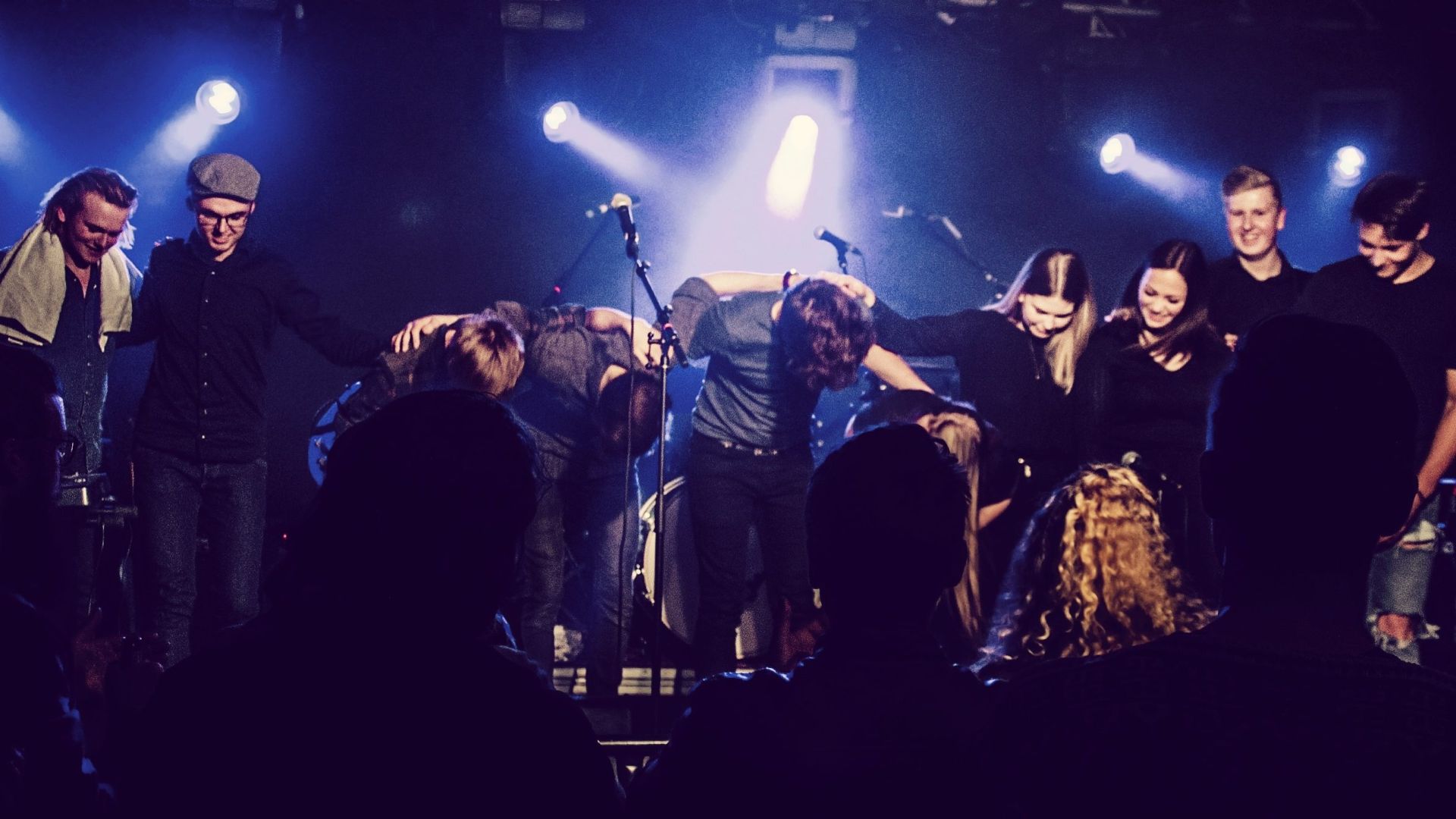 Gruppe på scene takker for applausen