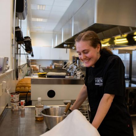 Sarah Elise Strøm på kjøkkenet på Musikkfolkehøgskolen Viken