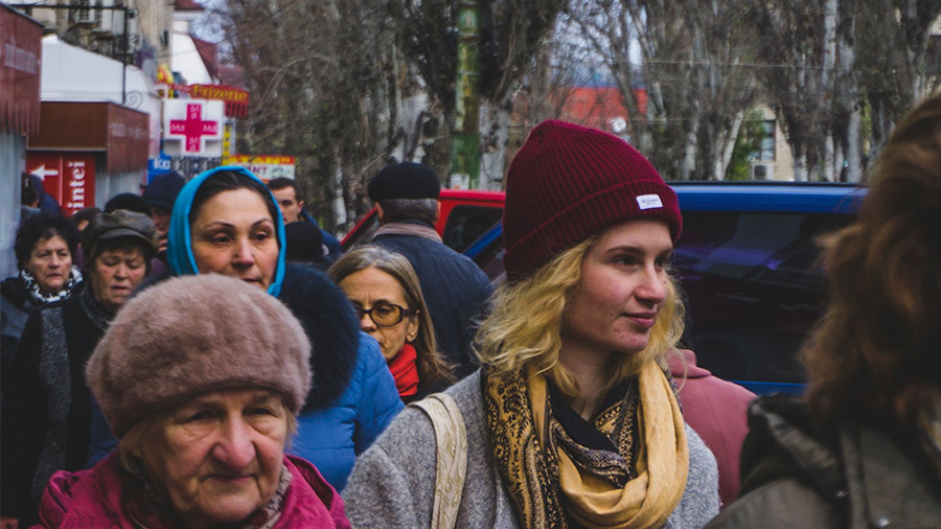 Elev med rød lue i folkemengde i Moldova