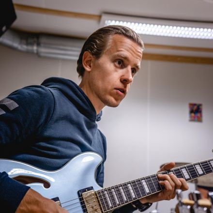 Gitarlærer på Musikkfolkehøgskolen Viken Hugo Risdal spiller gitar
