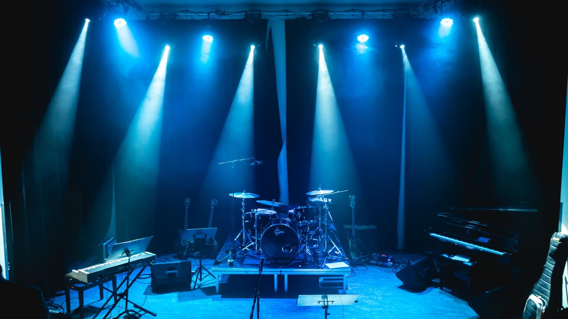 Scene med blått lys