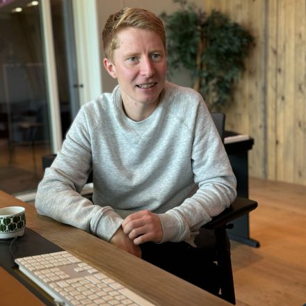 Studiolærer på Musikkfolkehøgskolen Viken Kristian Sæland ved tastaturet