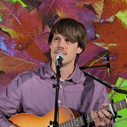 Aleksander Lorentzen inspektør, her spiller han gitar