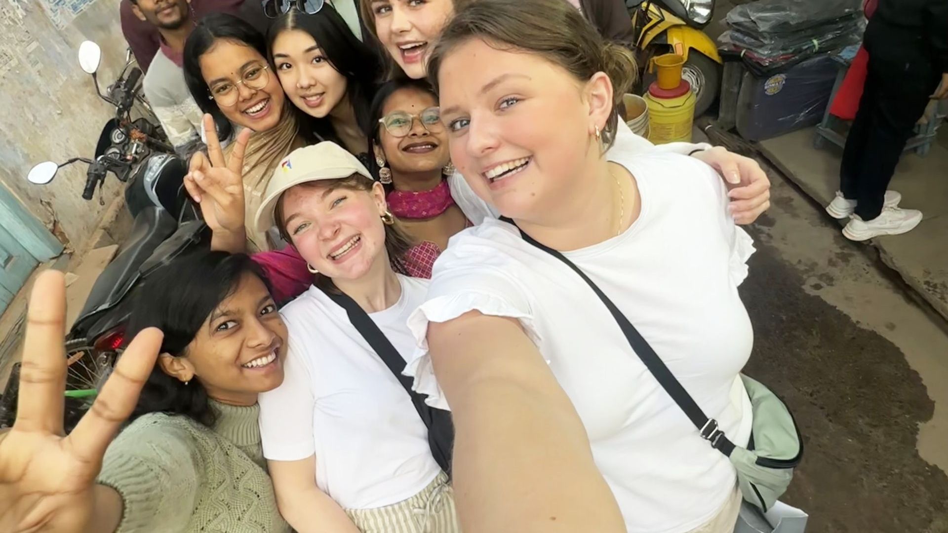 Selfie med mange glade mennesker i Indias gater