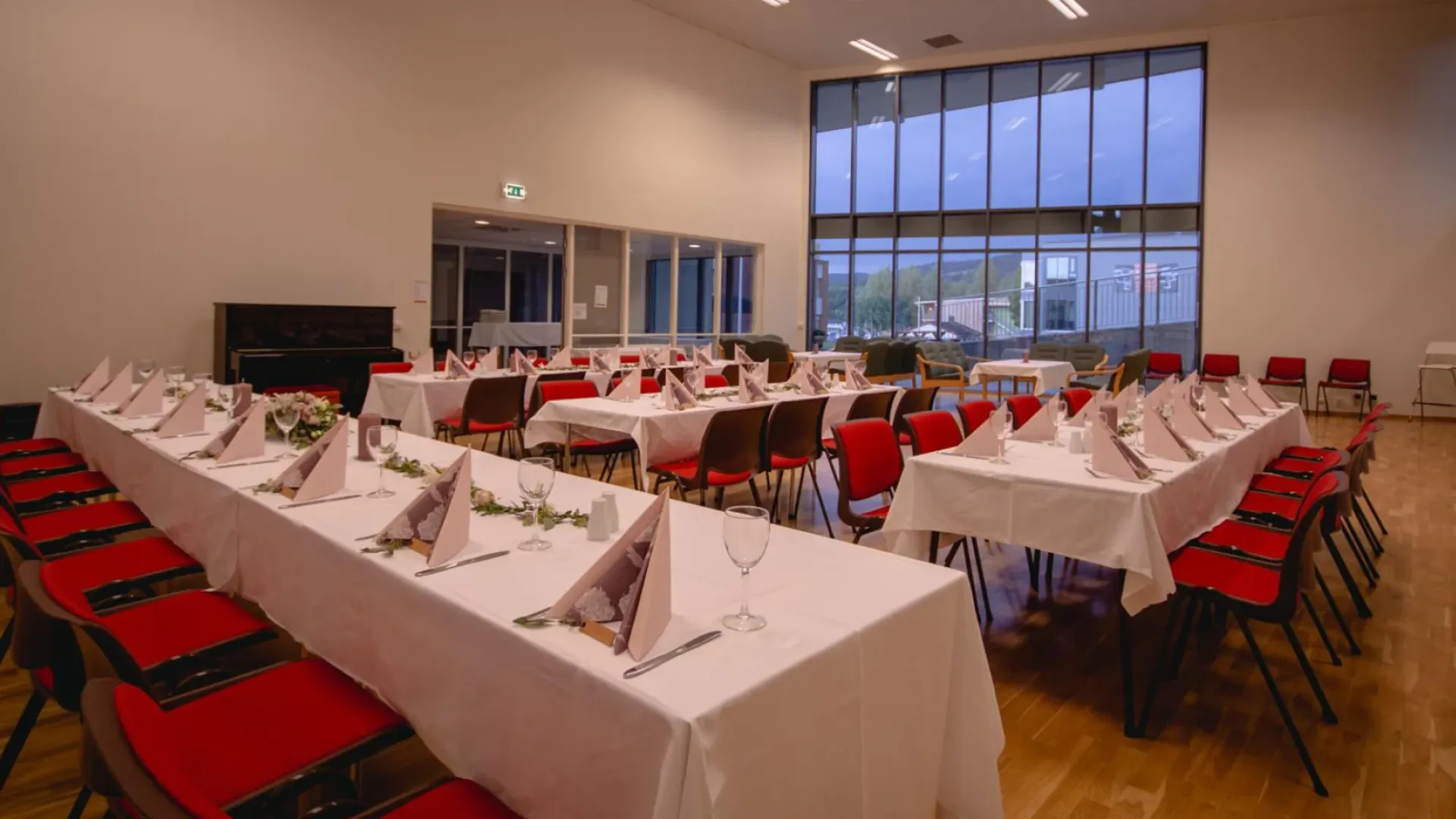 Bord dekket til selskap i teatersalen