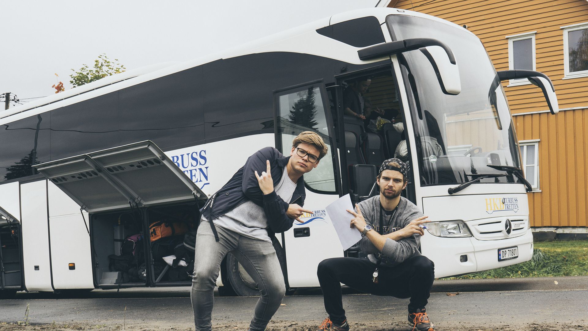 To kule gutter foran turnébuss