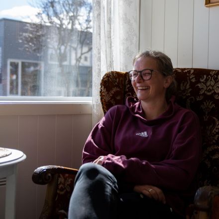 Gitarlærer på Musikkfolkehøgskolen Viken Hugo Risdal spiller gitar