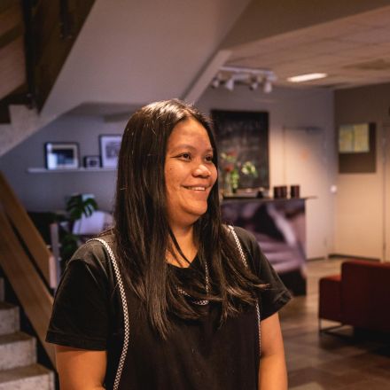 Studiolærer på Musikkfolkehøgskolen Viken Kristian Sæland ved tastaturet