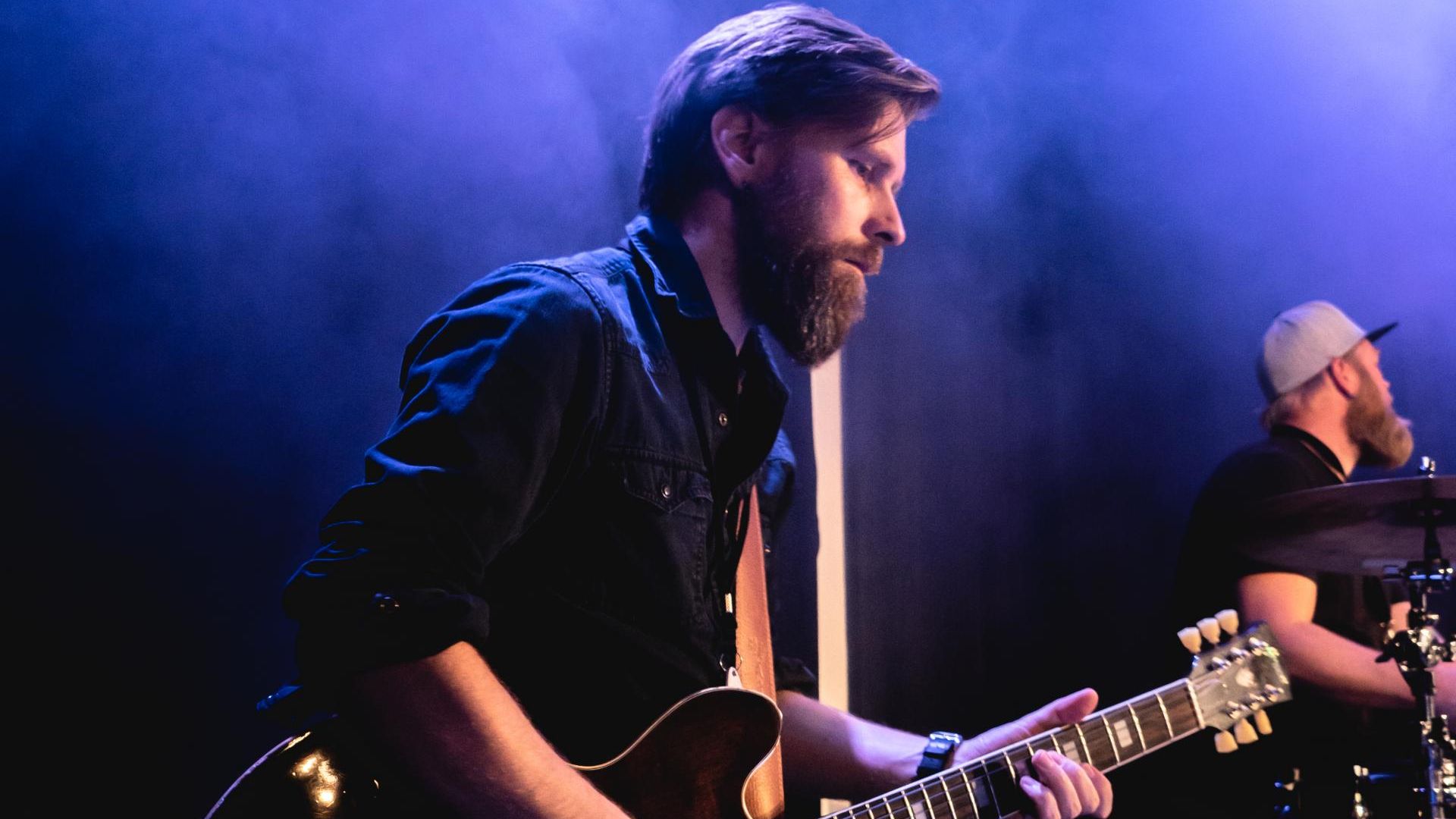 Lærer Øyvind Ekse spiller gitar