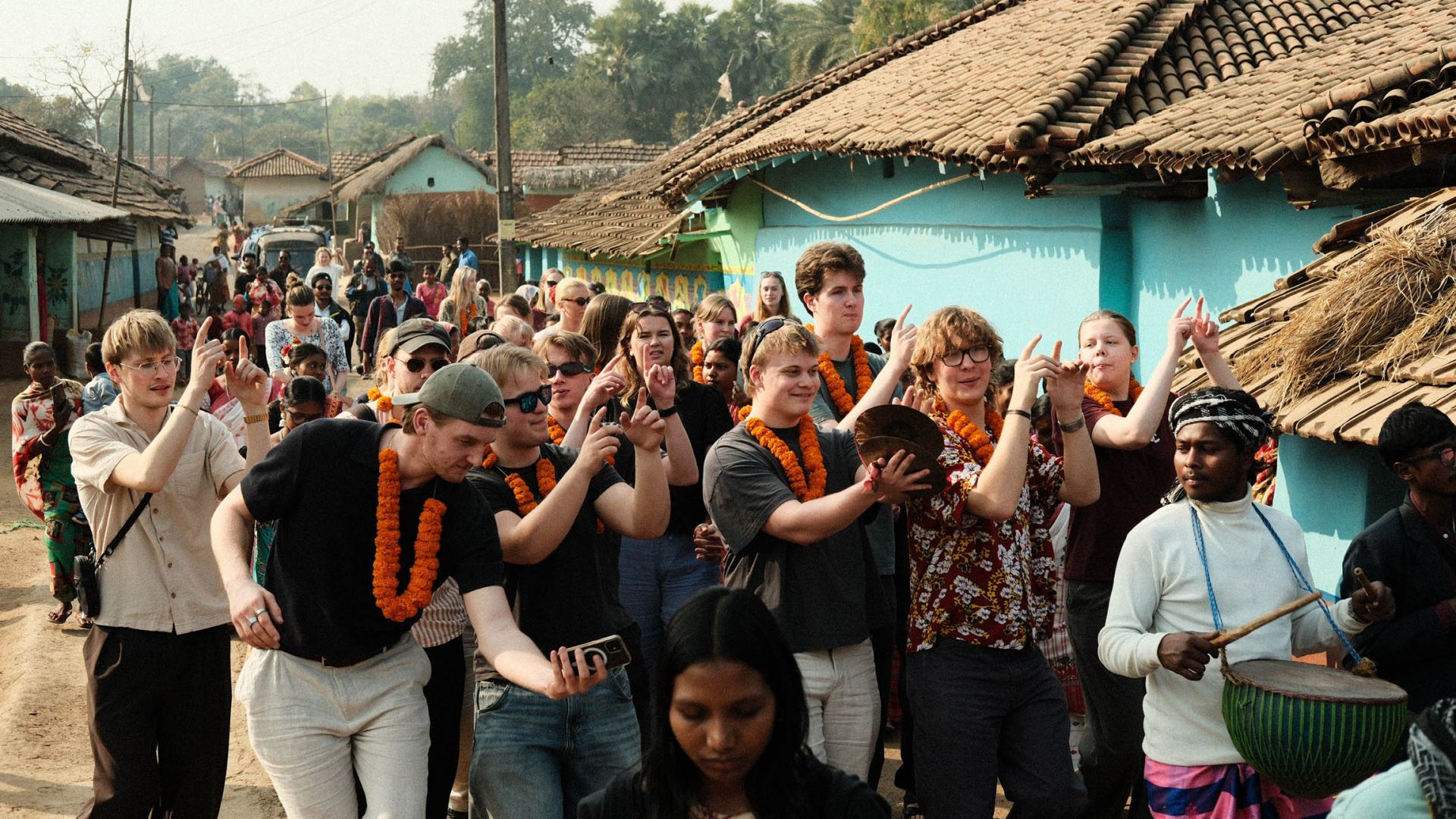 Hele flokken danser med krans rundt halsen
