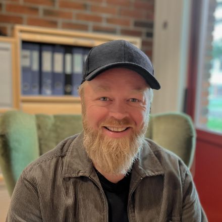 Kontorleder Geir Holten på Musikkfolkehøgskolen Viken smiler til kamera