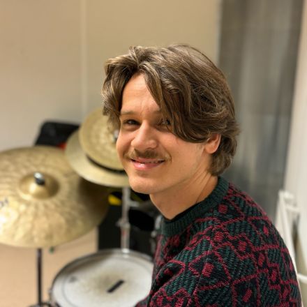 Trommelærer på Musikkfolkehøgskolen Viken Torjus Nedland ved trommene