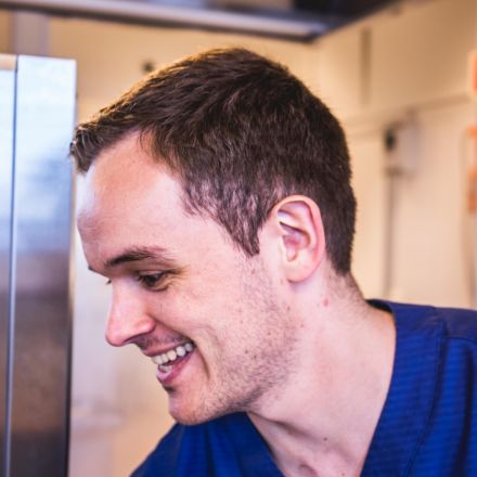 Kjetil Bergmann Nyhus på kjøkkenet på Musikkfolkehøgskolen Viken