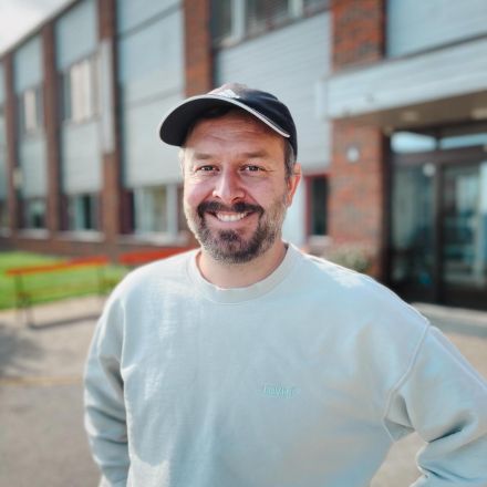 Jostein Størkersen spiller flygel