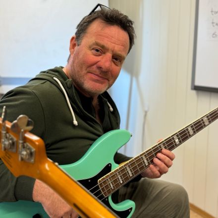 Basslærer ved Musikkfolkehøgskolen Viken Lars Endrerud spiller bass